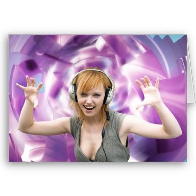 mujer con los auriculares en un mundo virtual tarjeta-p137553447040913049envwi 400